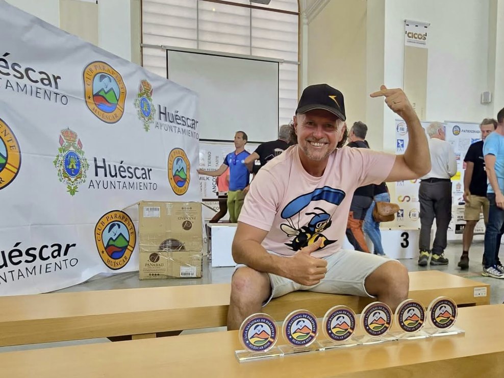 Levi Gyurka mit seinen sechs Trophäen der Liga Nacional Huéscar 2026